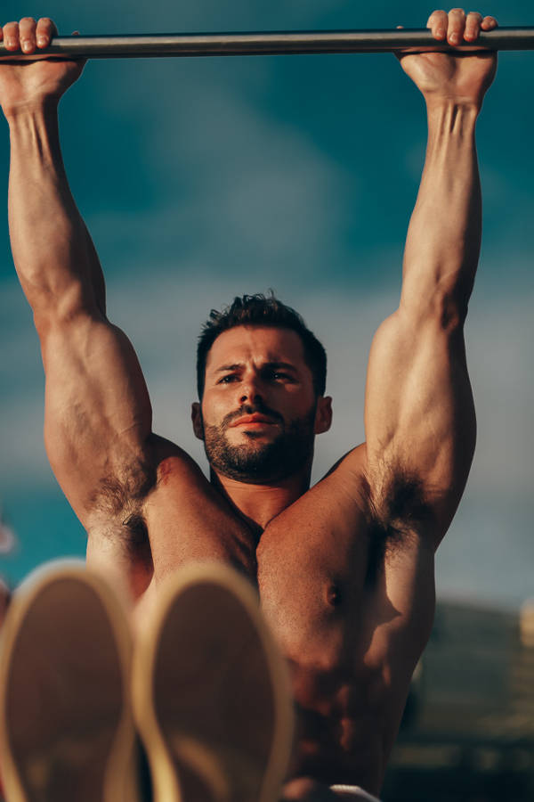 Male model Quin Bruce working out