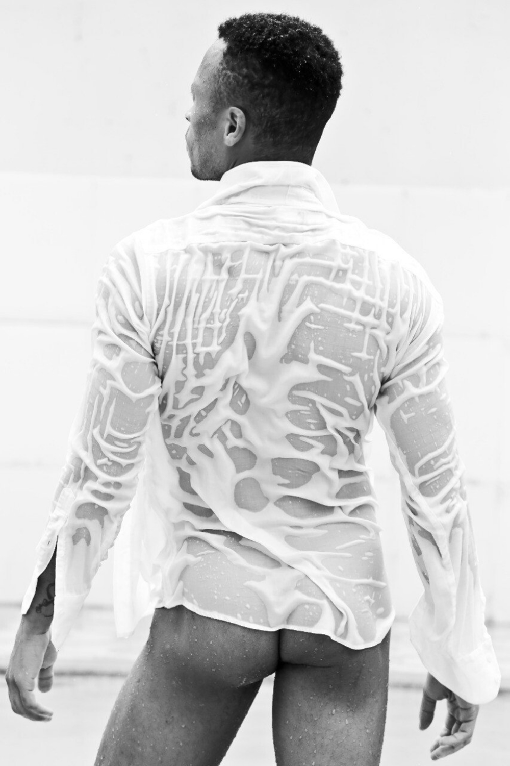 Sexy male model Deivid Barretto shows off his tight ass in a wet shirt